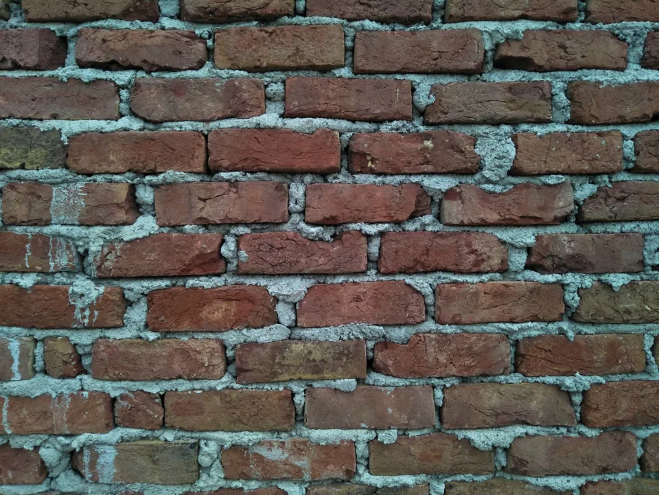Xe tải chở hàng tới công trình