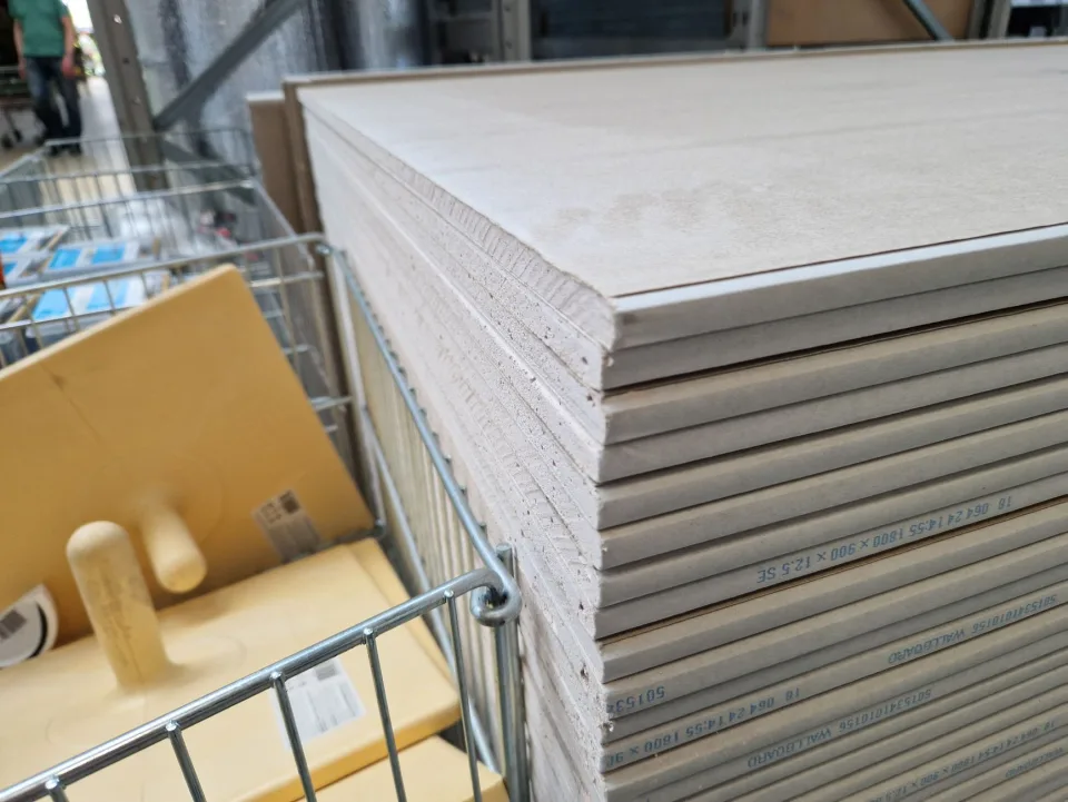 Nhân viên kiểm đếm hàng trước khi giao